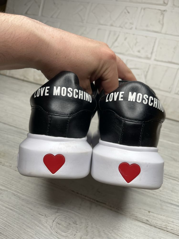 Крутые модные кожаные кроссовки love moshino
