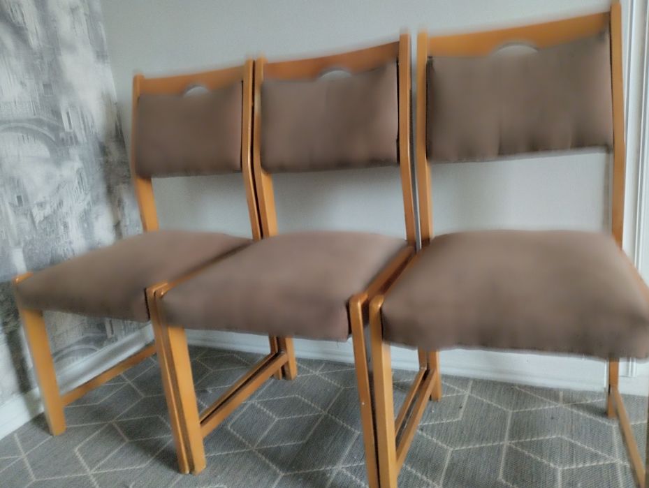 Стільці з новою оббивкою