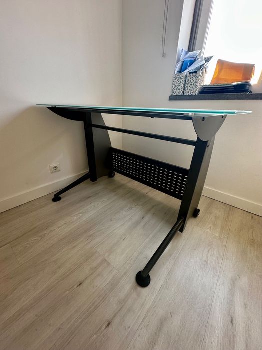 Conjunto de Secretaria com cadeira MARKUS do IKEA