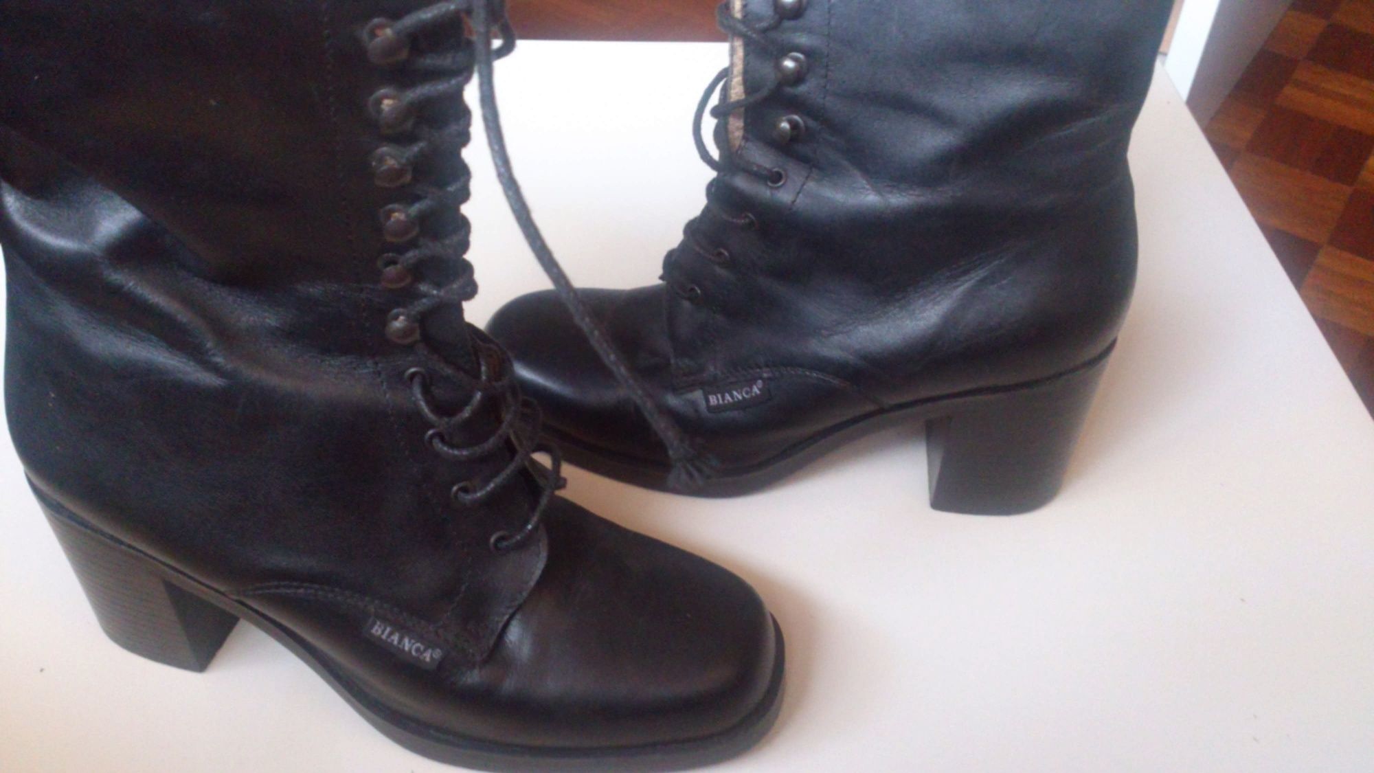 Botas em pele pretas