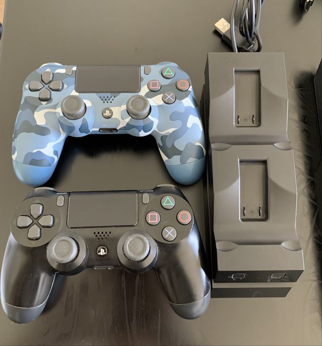 PS4 (PlayStation 4) c/ 2 Controles e 3 Jogos