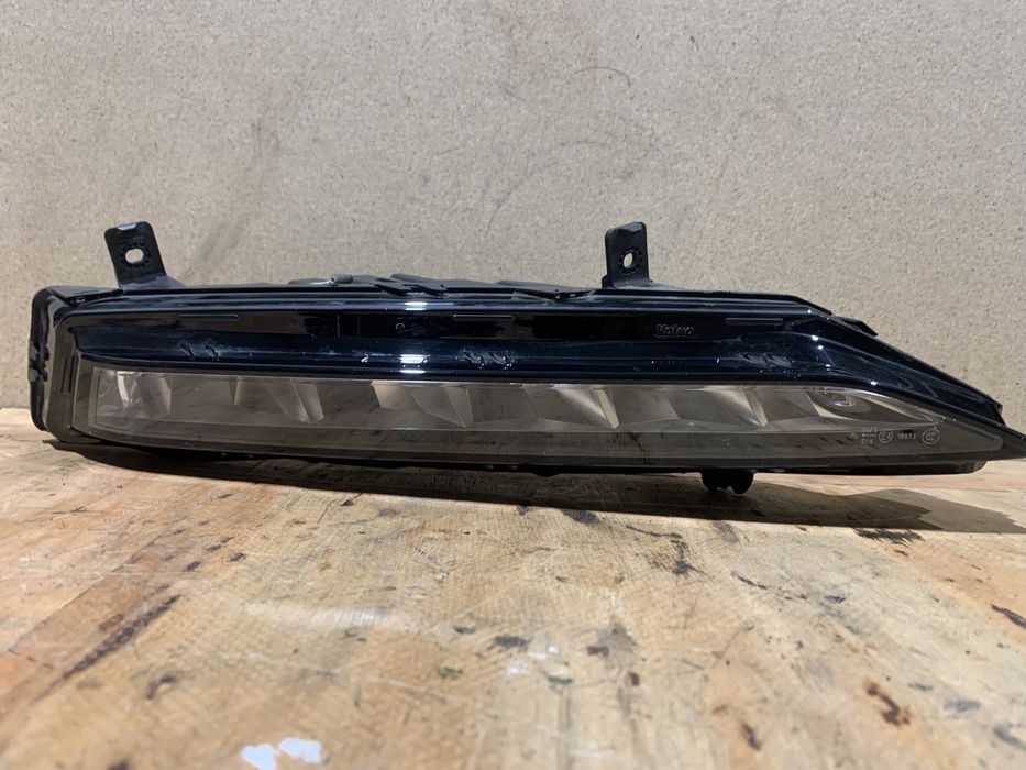 Skoda SuperB III 3 Lift halogen LED DRL prawy 3V0