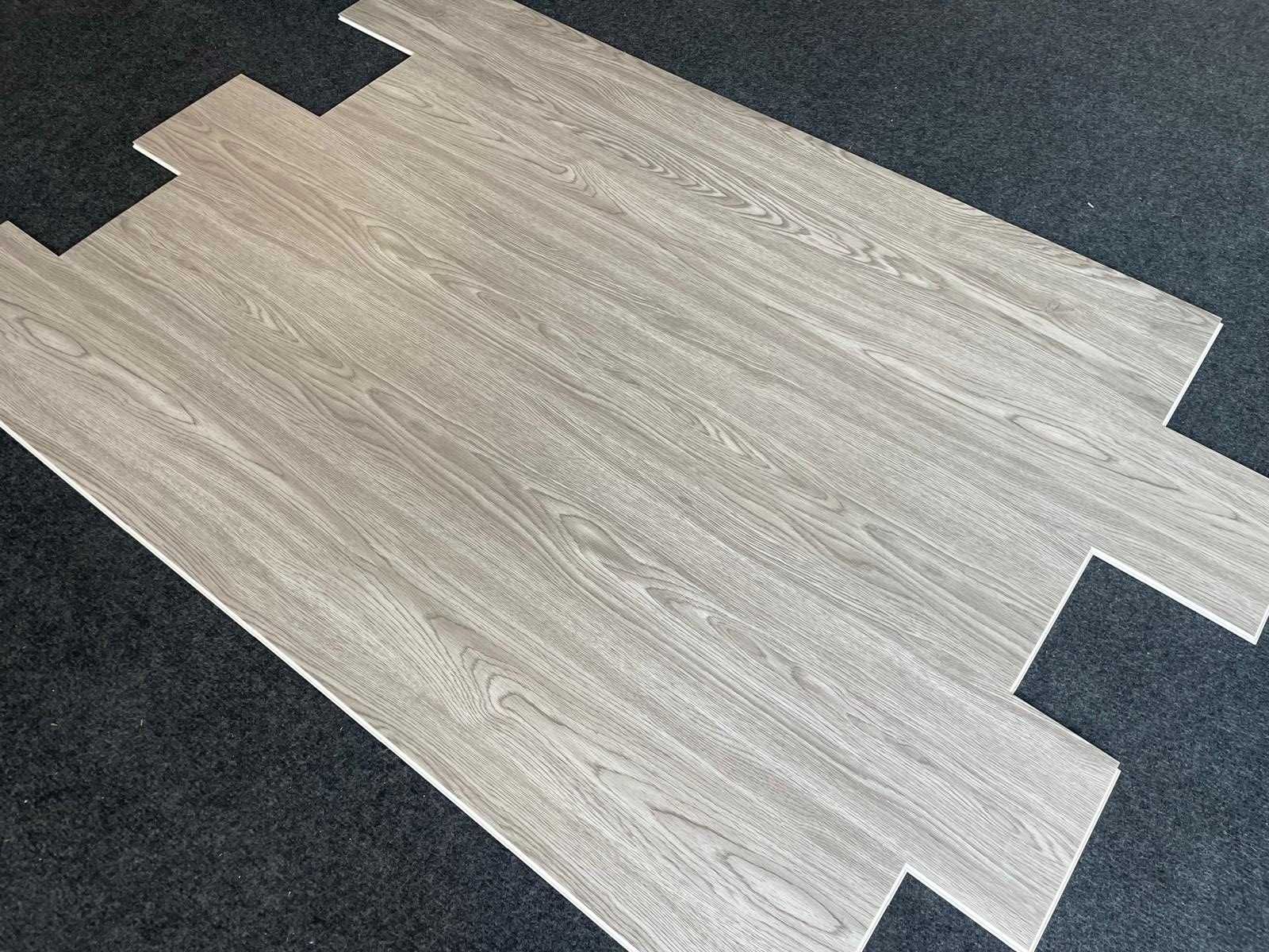Panel podłogowy winylowy ze zintegrowanym podkładem Click 178x1210x5+1