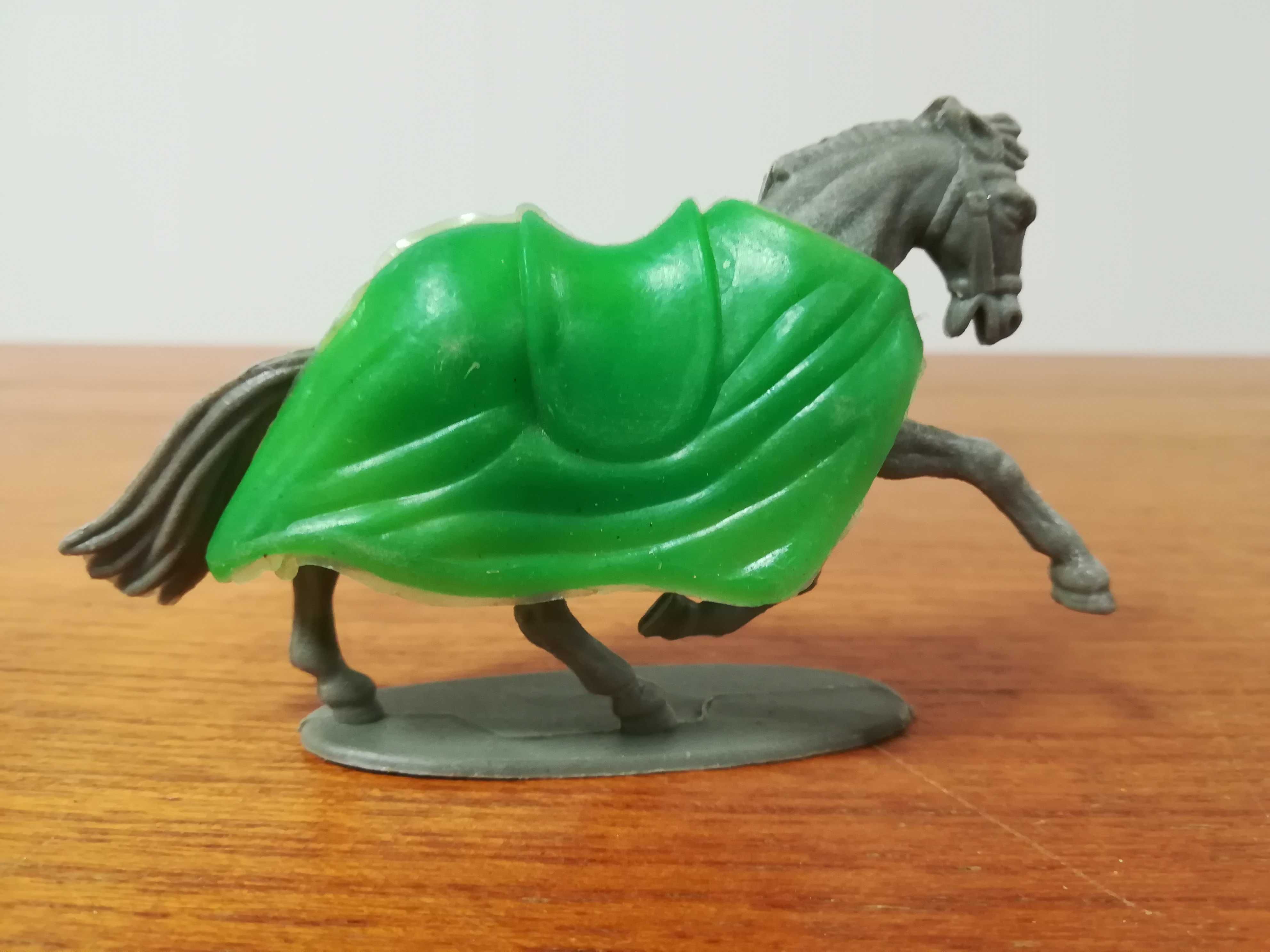 Figurki z tworzywa konie z okresu PRL