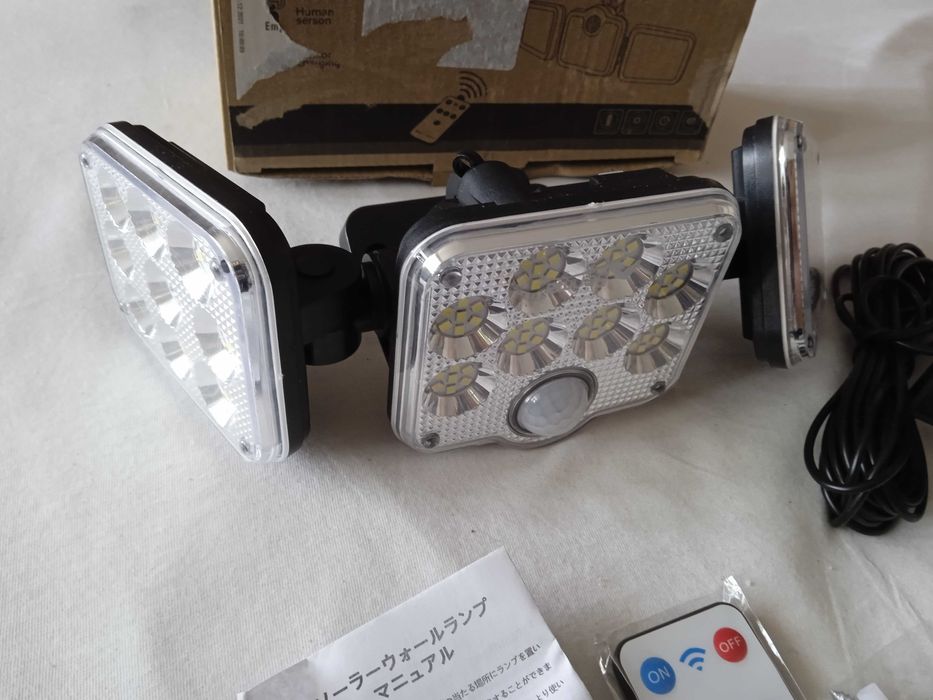 Вуличний світильник LED на сонячній панелі, з датчиком руху.