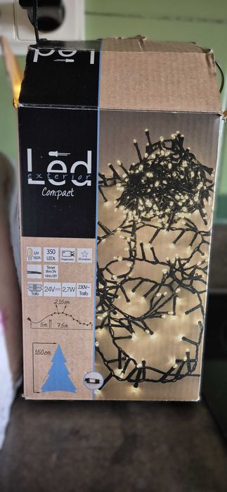 Arvore de Natal com decoração, iluminação e cesto