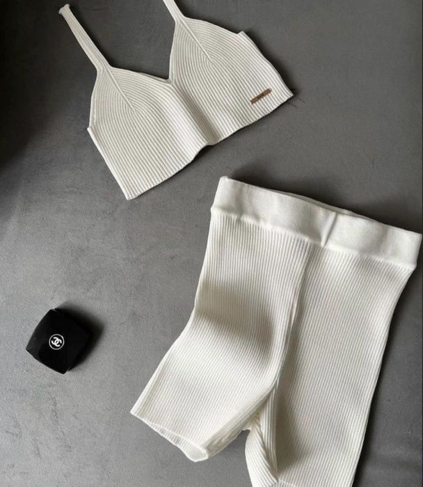 Костюм вʼязаний топ і шорти молочного кольору roze atelier