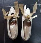 Sapatos cremes com fita
