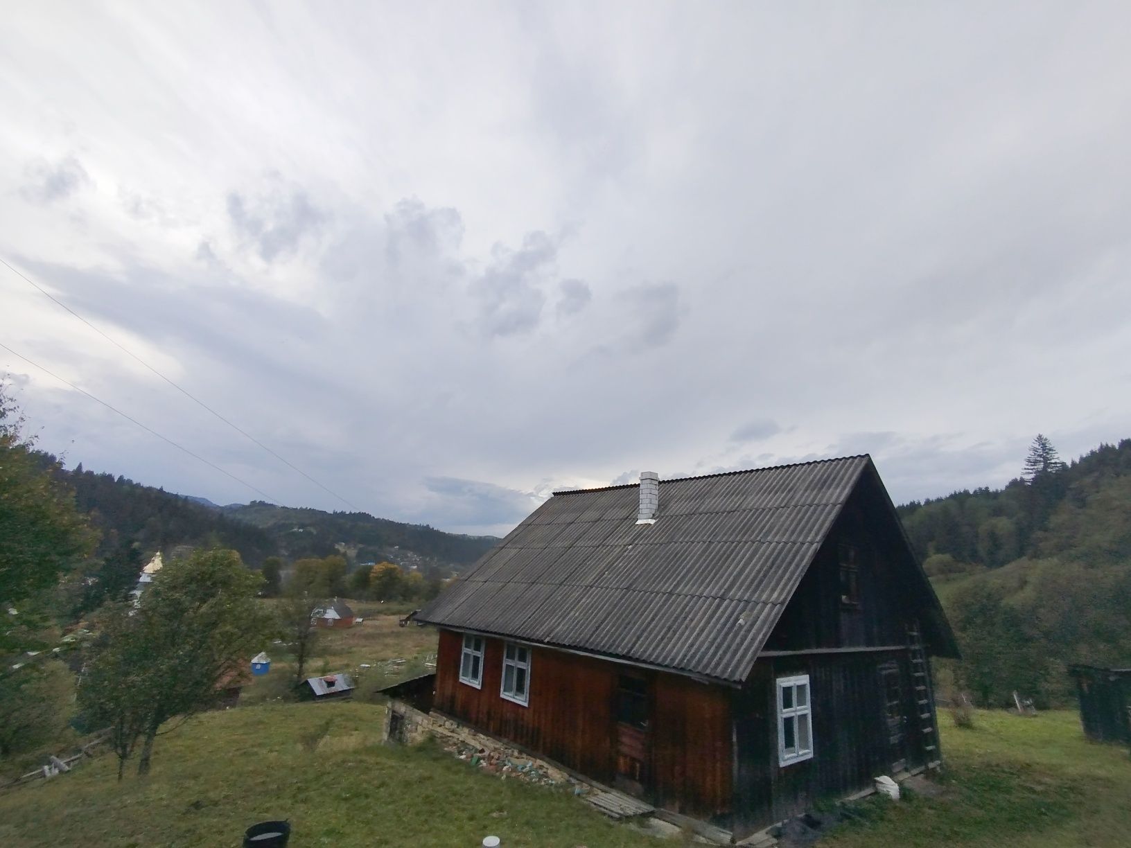 Будинок, земля, житло в Карпатах, гори