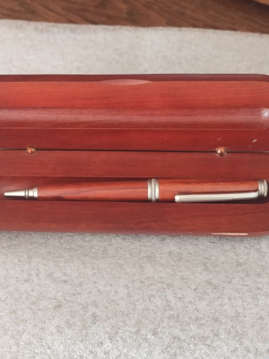 Esferográfica em estojo de madeira e prata. Arranjo em liga de prata