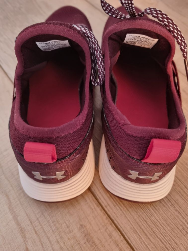 Женские кроссовки Under Armour