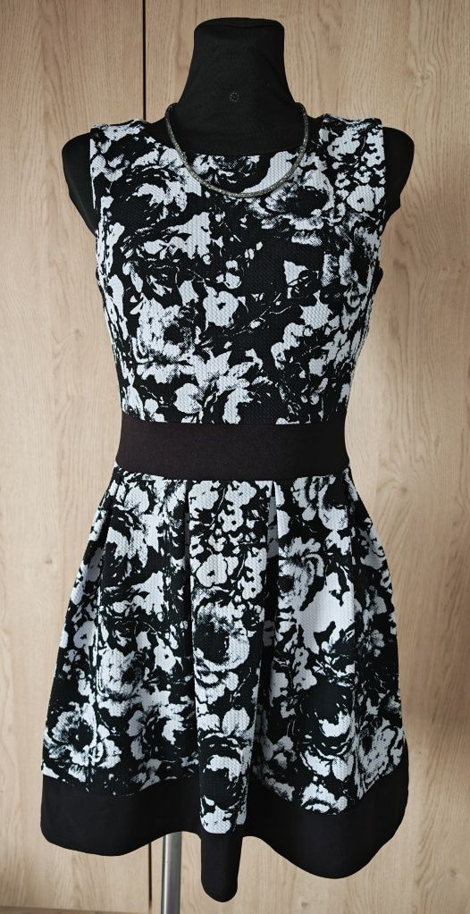 Stylowa sukienka w kwiaty retro, rozkloszowana, Styled in Italy, S