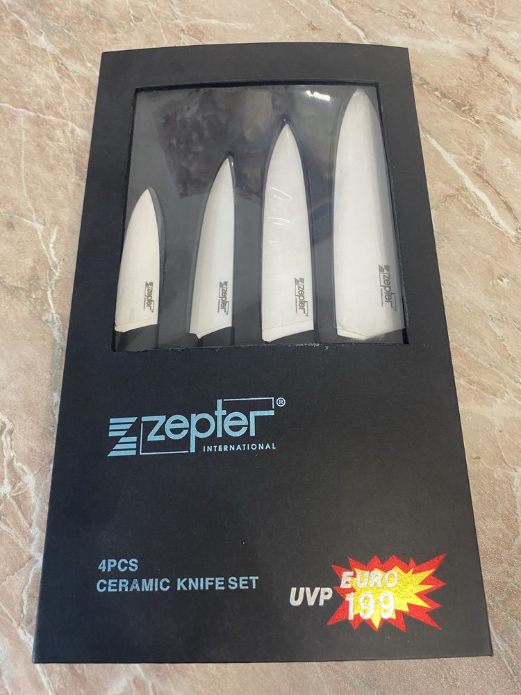 Набір кухонних ножів.