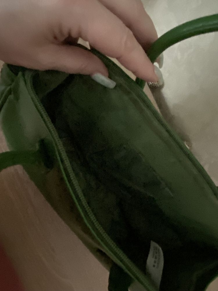 Продам женскую сумку зеленого цвета