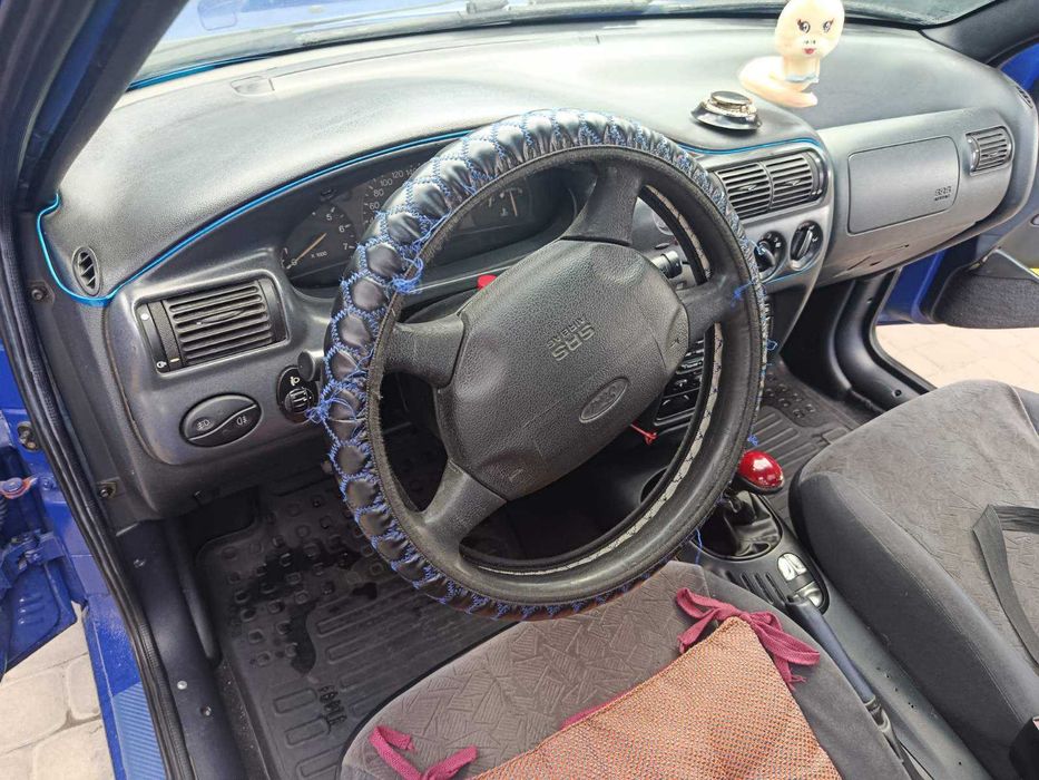 Машина Ford escort