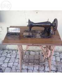 Máquina de costura da marca Singer antiga com o seu respectivo móvel.