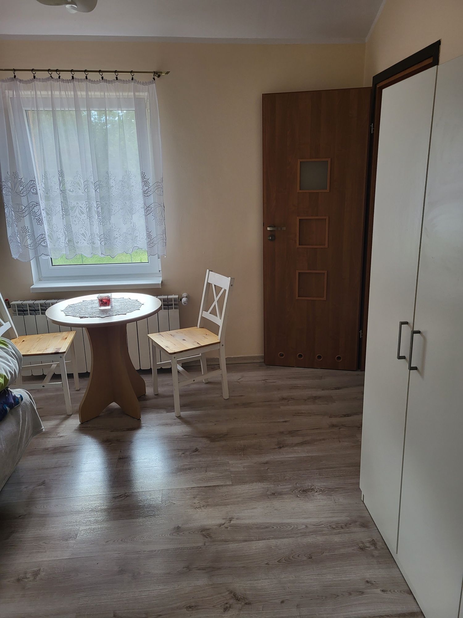 Pokoje  pod  dębem  dla  gości  I pracownikow