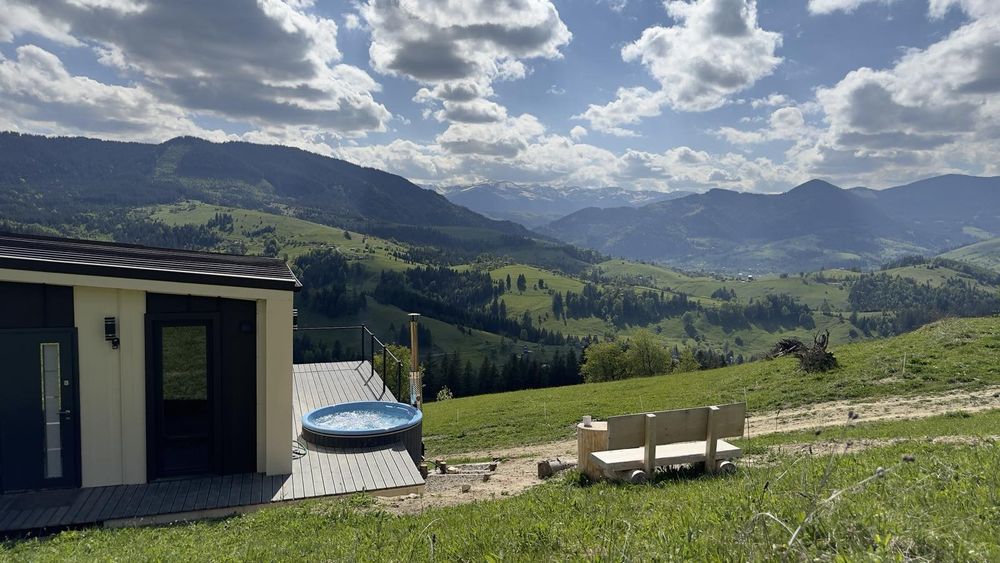 Magurka_space - будиночки на горі, житло у Верховині з видом на хребет