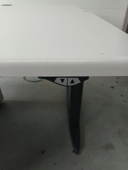 Biurko elektryczne z elektrycznie regulowanym blatem