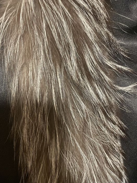 Кожанная жилетка,натуральный мех ( чернобурка).Одета один раз