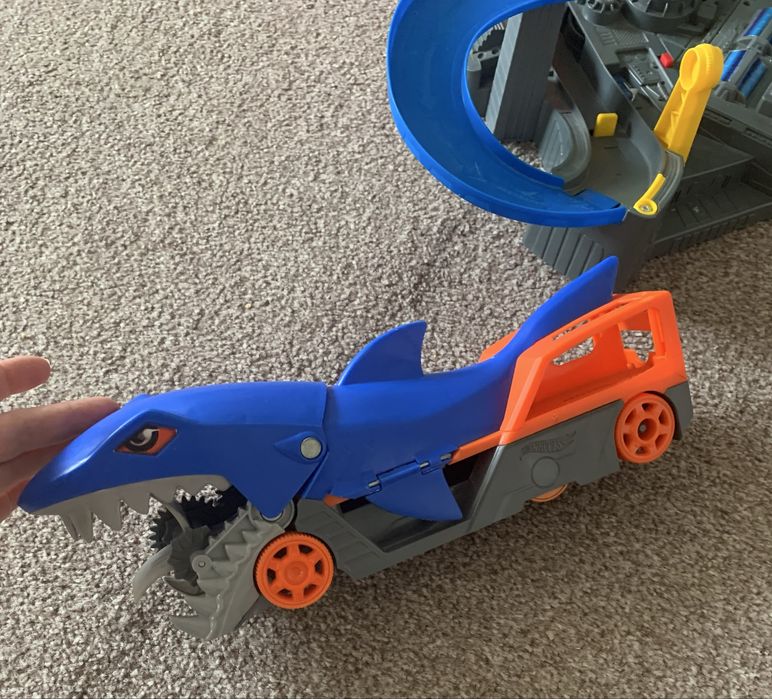 Трек Hot Wheels spin storm та вантажівка «Акуляча паща»