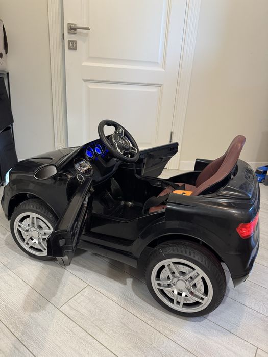 Дитячий електромобіль