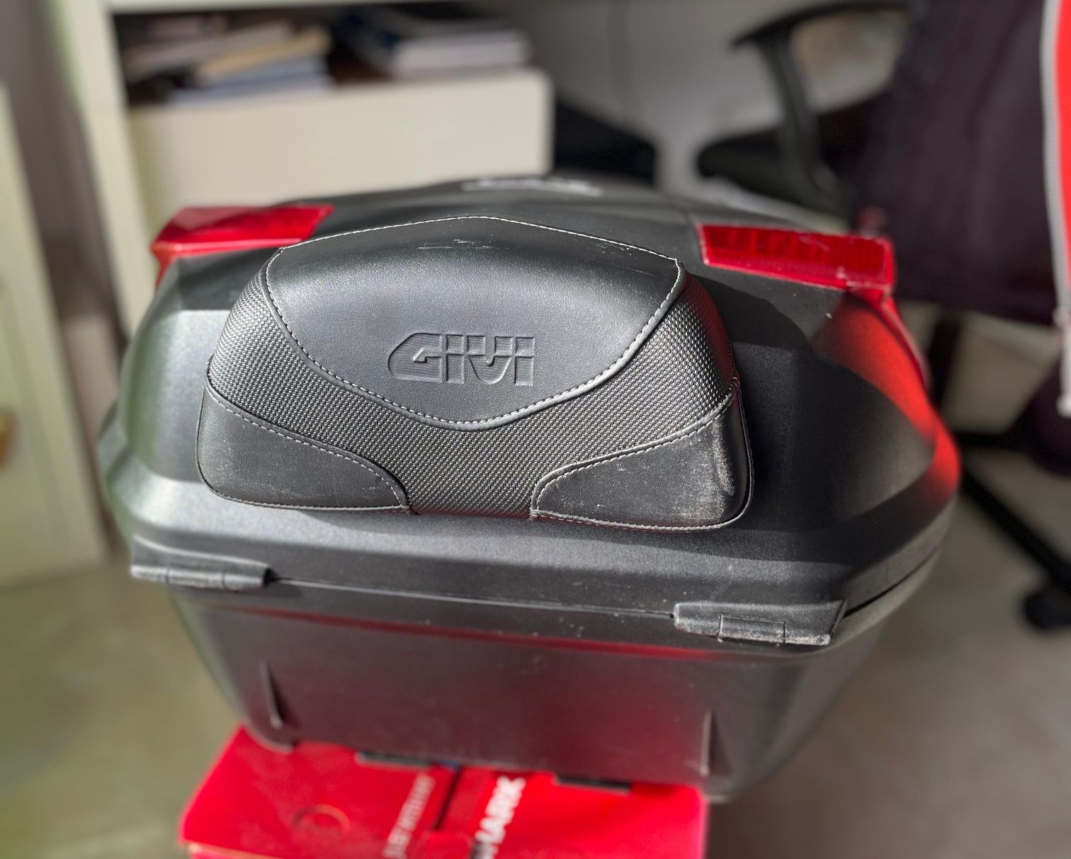 Top case Givi 47 LTS MONOLOCK® (preto) com refletores vermelho
