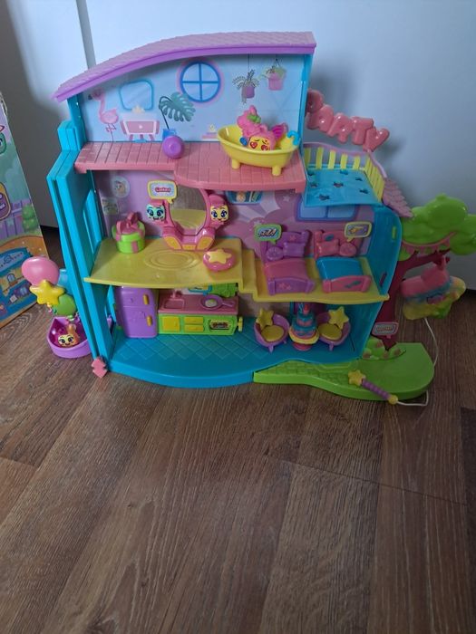 Moji pops house party