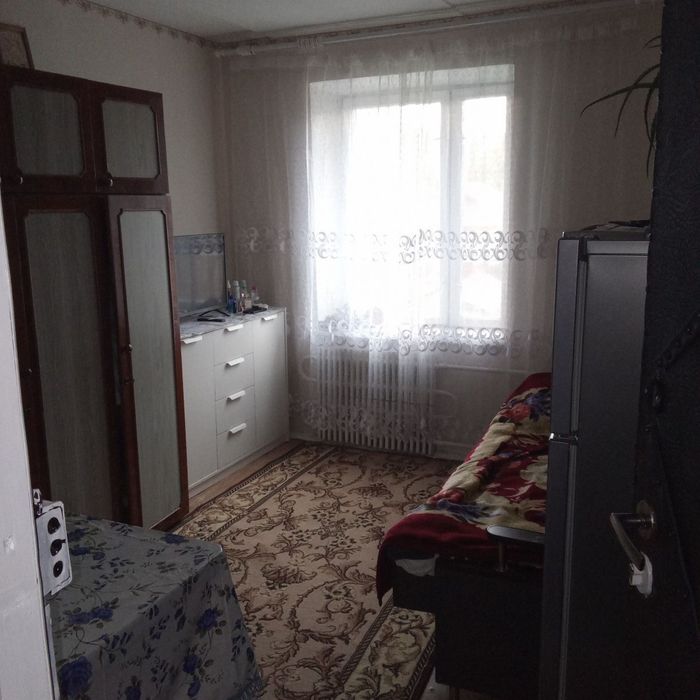 Гарна кімната у секції гуртожитку на 2 сімʼї. Хороший стан, є санвузол