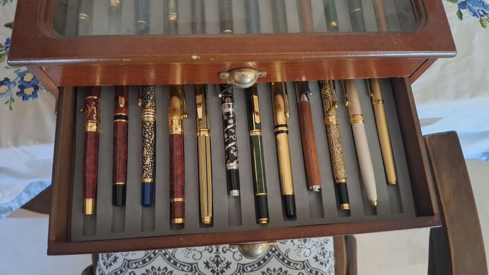 Coleccao 22 canetas , algumas ouro, com estojo em madeira retro