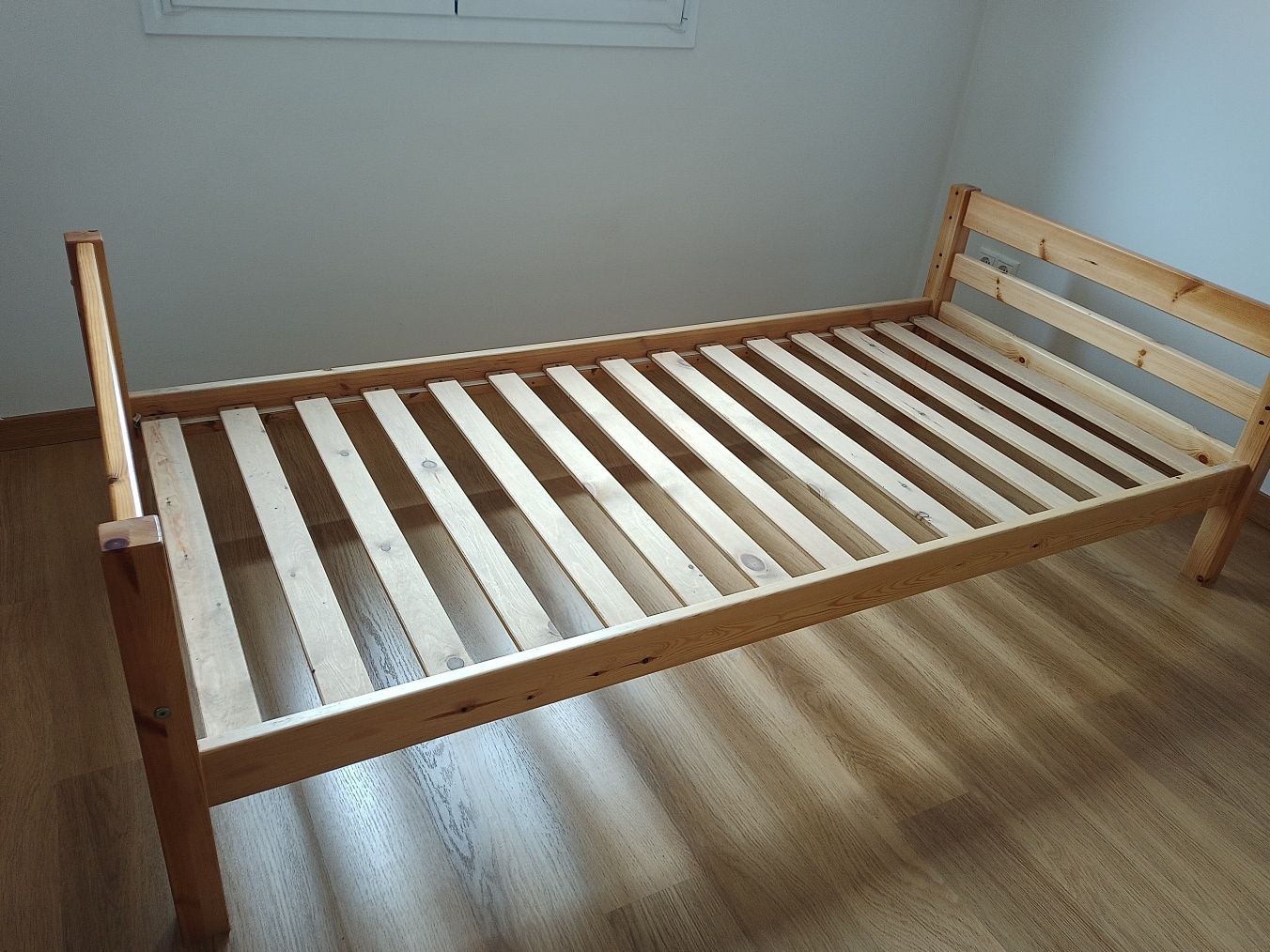 Cama de pinho com estrado de ripas integrado