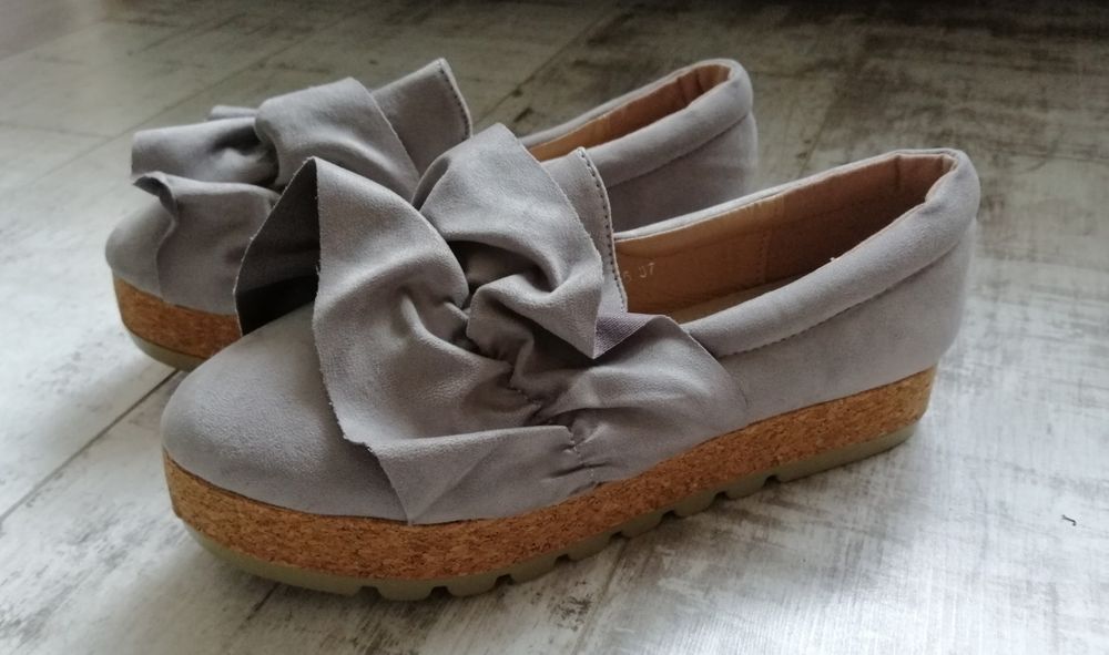 Nowe espadryle damskie rozmiar 37 z ozdobnymi falbanami