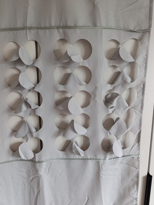 Firana z zasłonami i dekoracjami