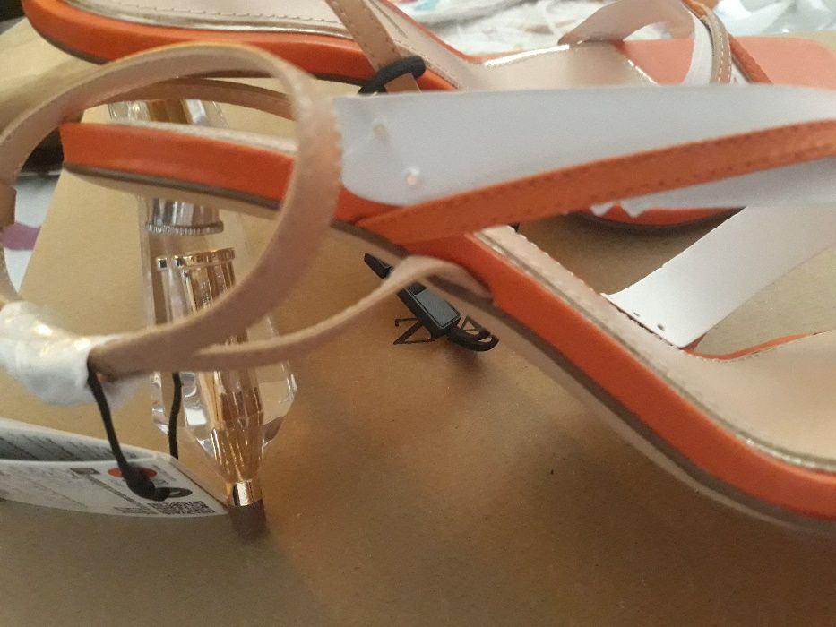 Descida Preço  -Sandália de Pele com salto em acrílico- T- 36- ZARA