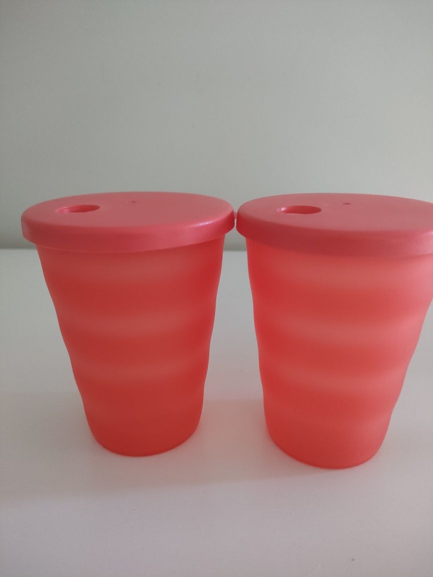 2 copos com tampa Tupperware