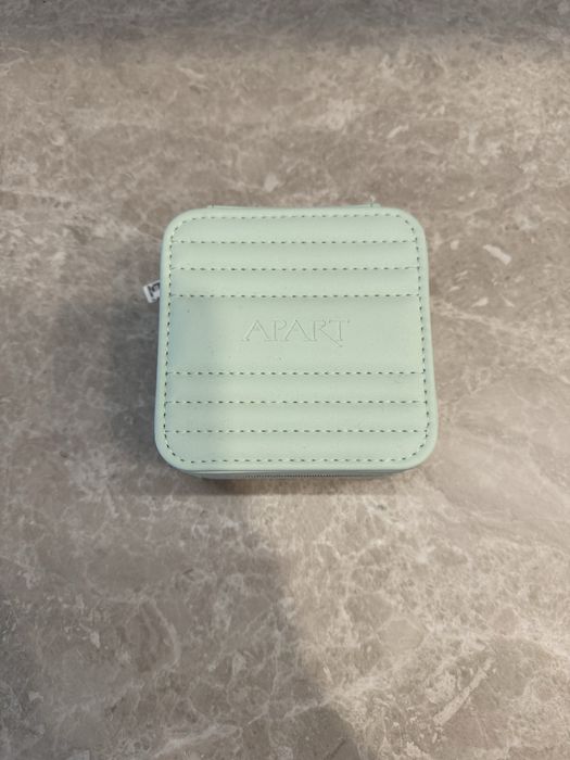 Nowa szkatułka na biżuterię Apart
