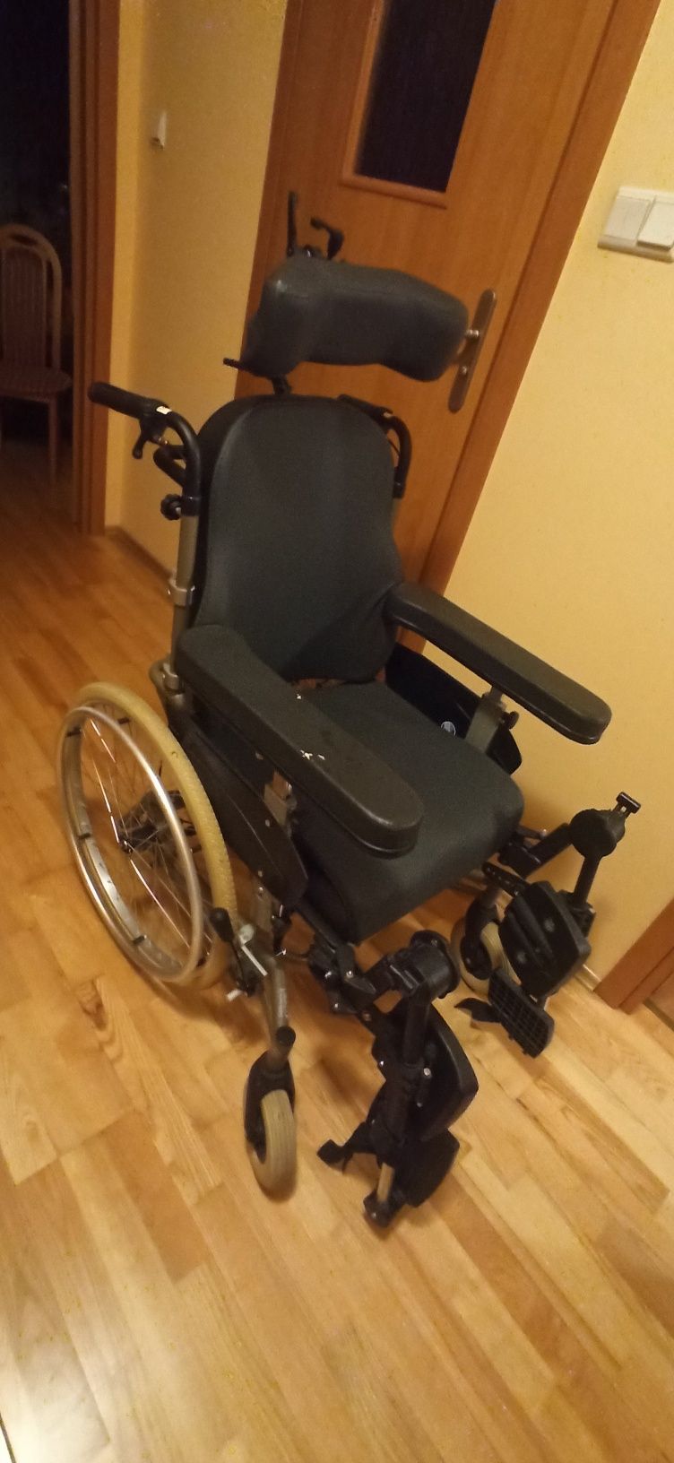 Wózek inwalidzki dla osoby leżącej składany