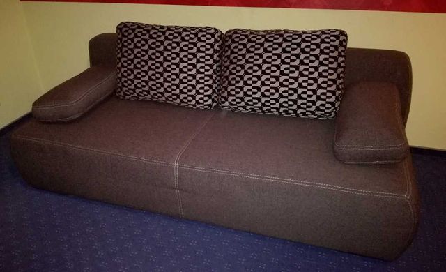 kanapa rozkładana beż  z poduszkami