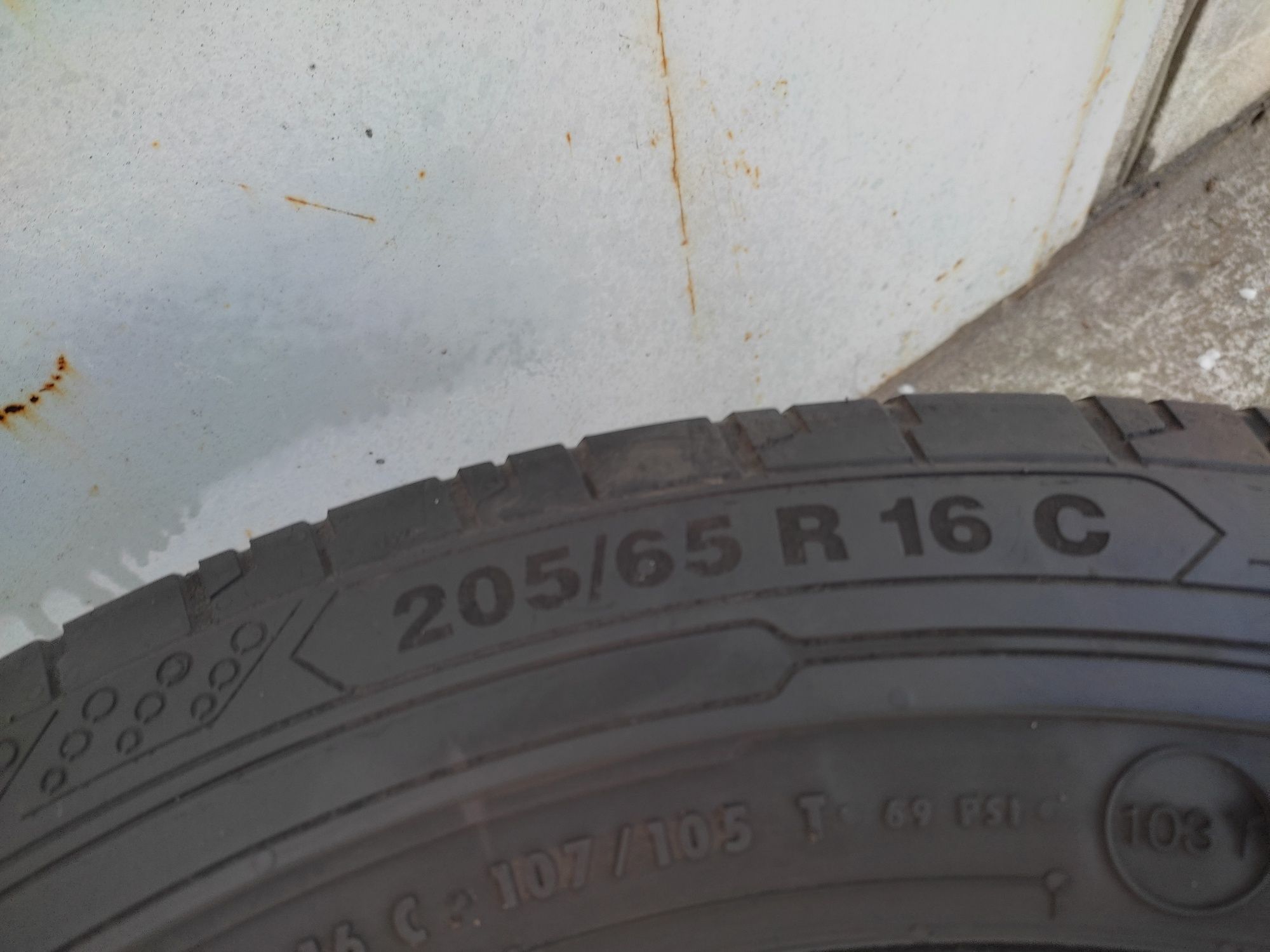 Продам пару вантажної гуми Continental 205/65 R16C