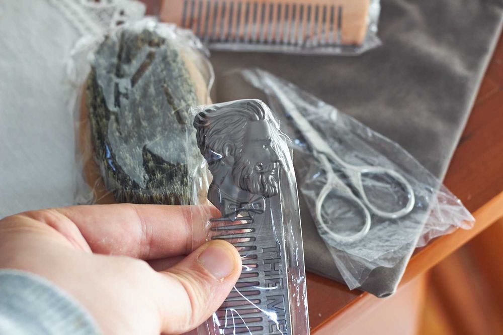 Pente de barba, tesoura, escova e bolsa