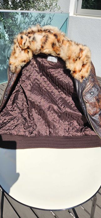 casaco de pele castanho com capucho.