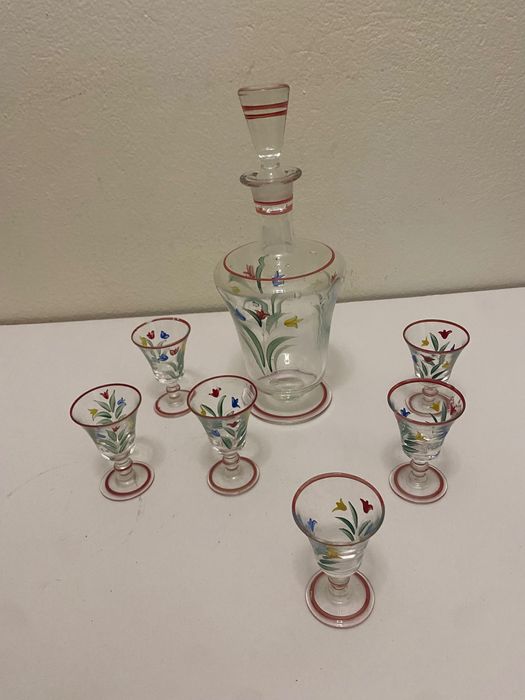 Copos de licor e garrafa pintados a mão vintage retro antigos