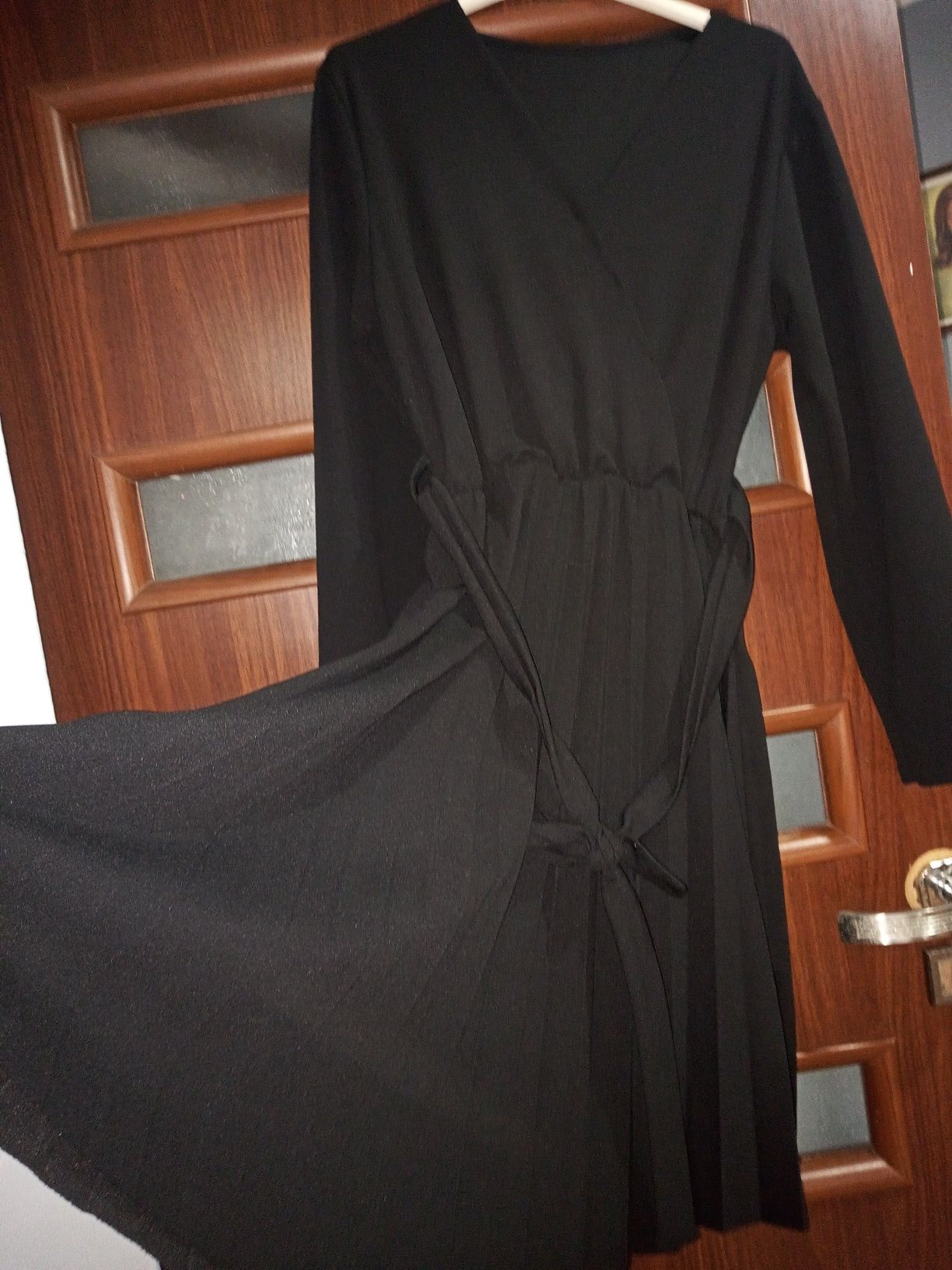 Czarna sukienka z plisem