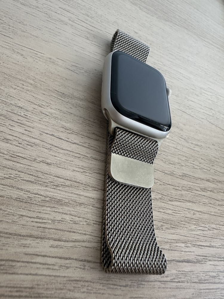 Apple Watch SE zlota bransoleta