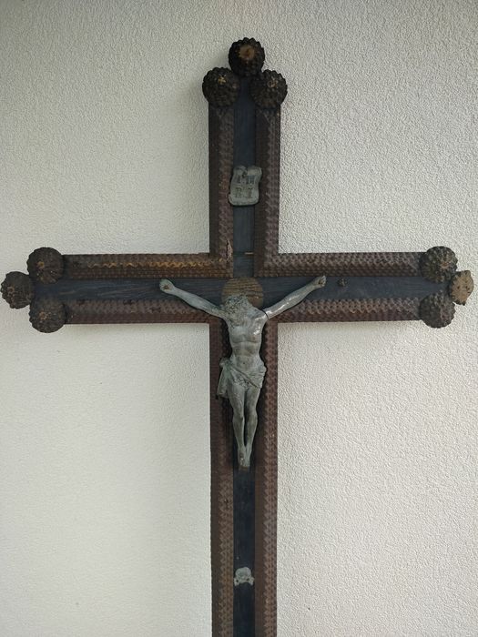 Stary duży drewniany krzyż tramp art