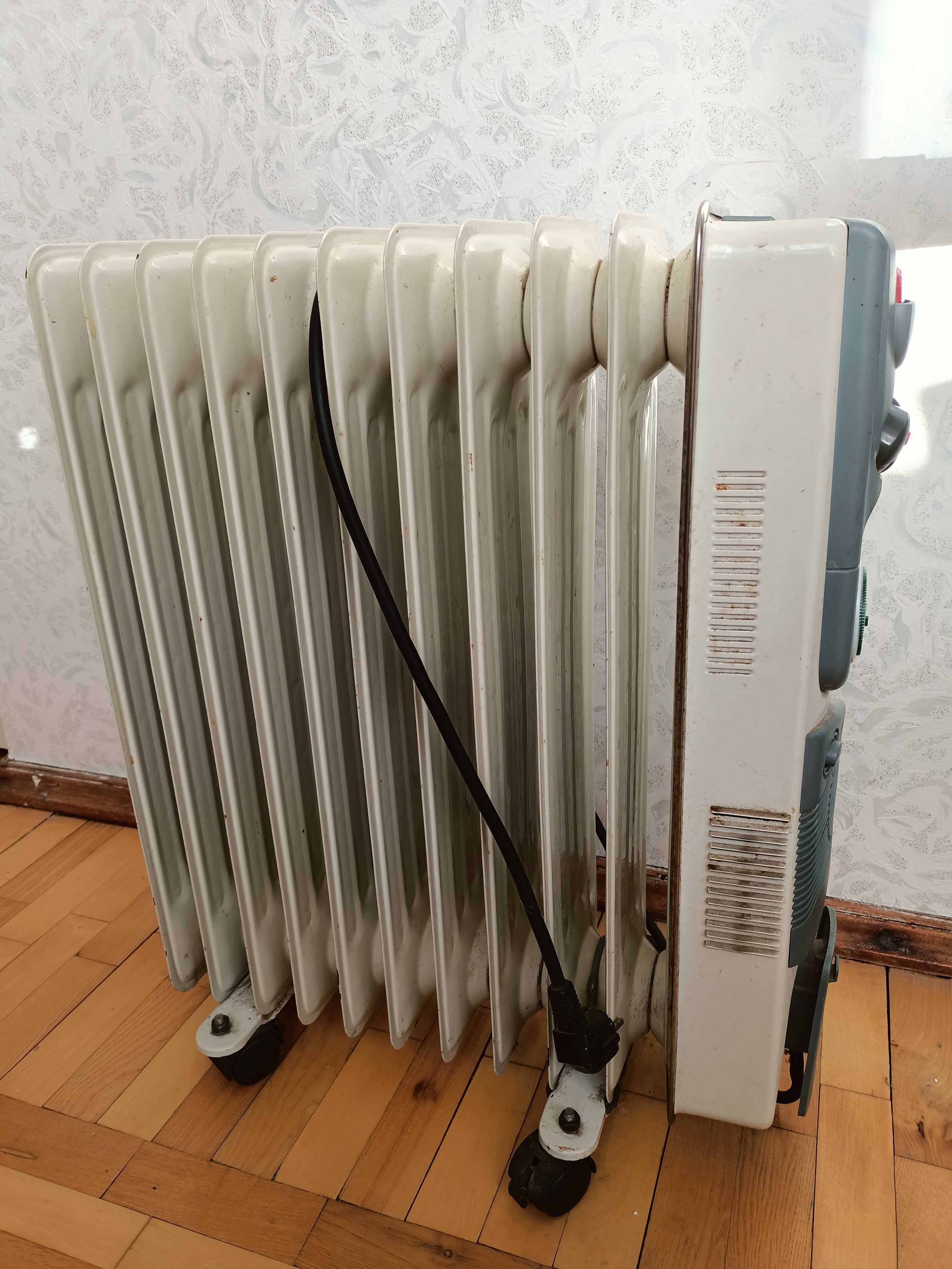 Продам два масляных радиатора 11 секций мощность 2000w и  2200w