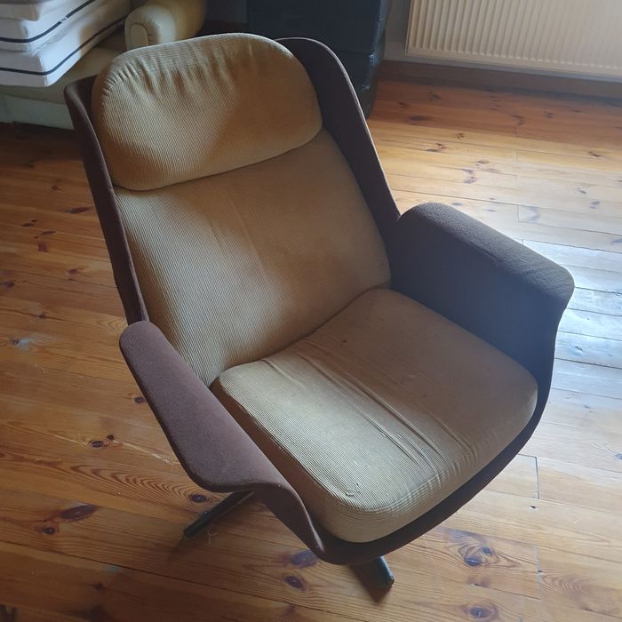 2  stylowe fotele z lat 60–70 w dobrym stanie.