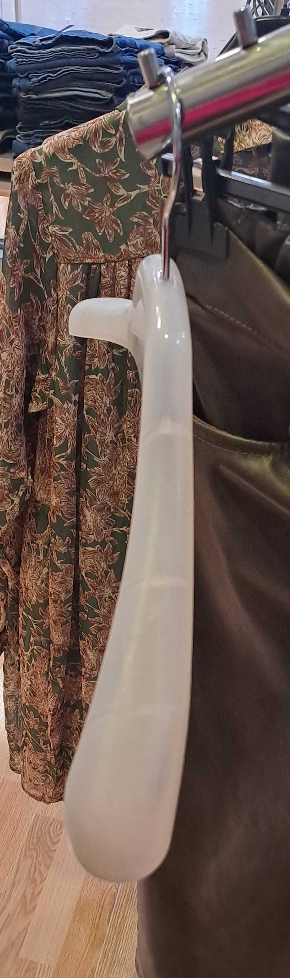 Cabides transparentes robustos