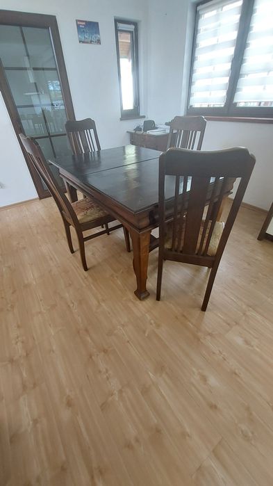 Drewniany stół z krzesłami