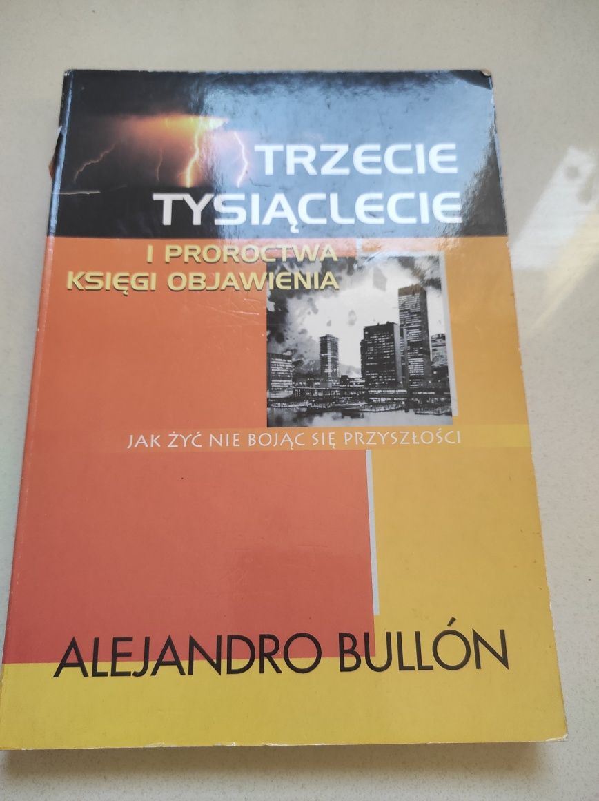 8. Książka pt"Trzecie Tysiąclecie"